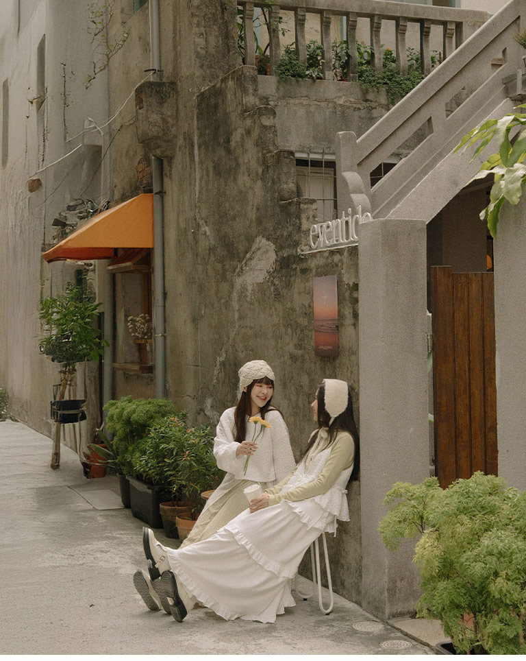 フラワー型押しフリルベスト　3色展開