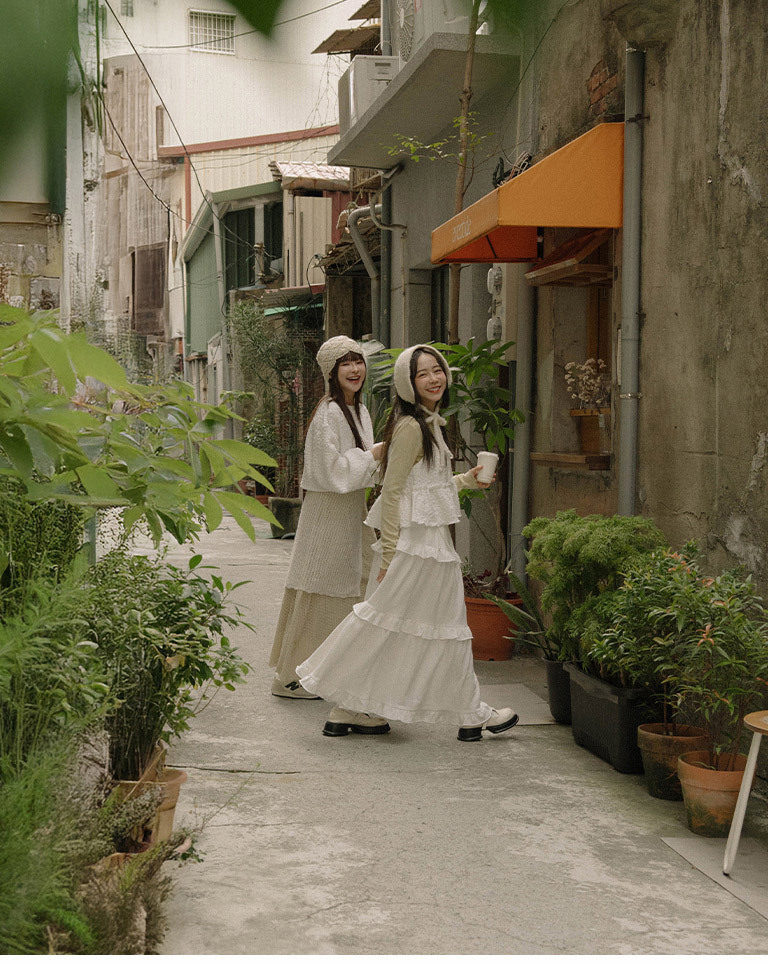 フラワー型押しフリルベスト　3色展開