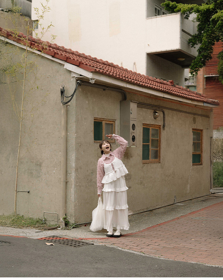 フラワー型押しフリルベスト　3色展開