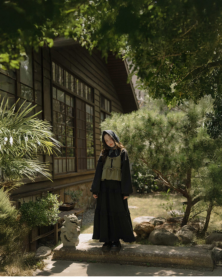 フラワー型押しフリルベスト　3色展開