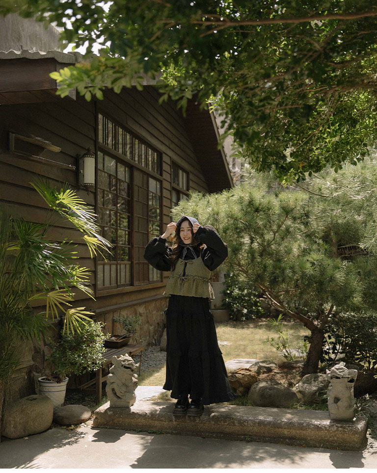 フラワー型押しフリルベスト　3色展開