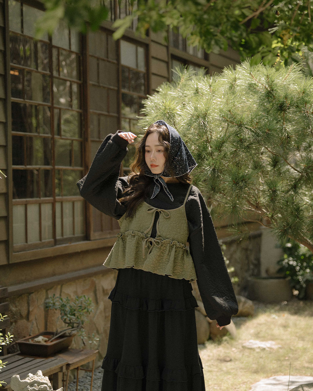 フラワー型押しフリルベスト　3色展開