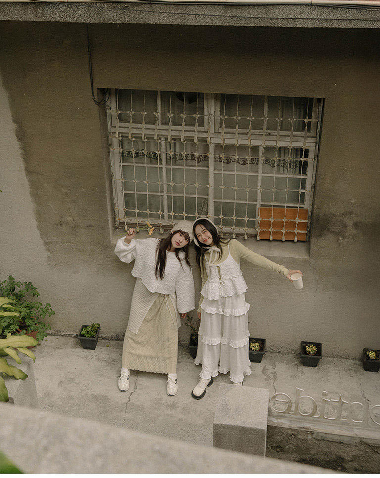 フラワー型押しショートスウェット 2色展開