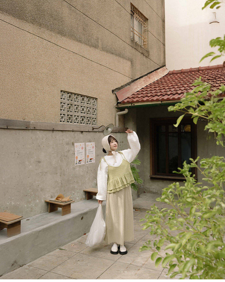 フラワー型押しショートスウェット 2色展開