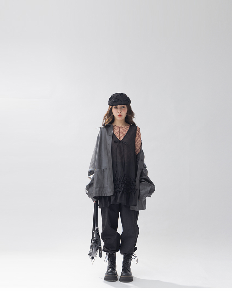 Vネックシアーフリルベスト　2色展開