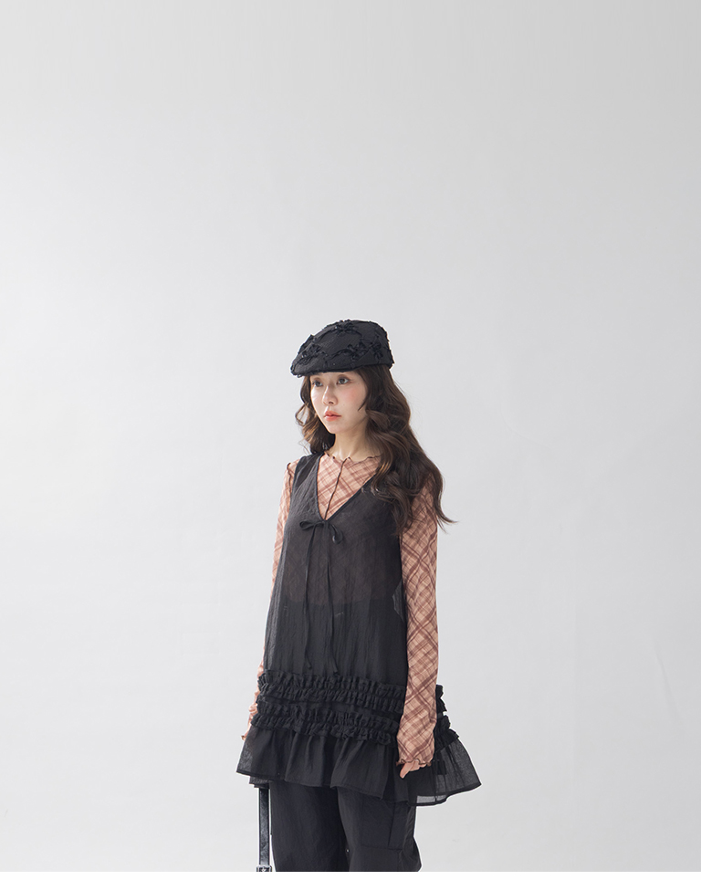 Vネックシアーフリルベスト　2色展開