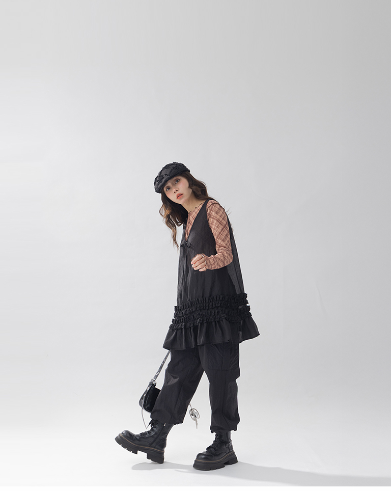 Vネックシアーフリルベスト　2色展開