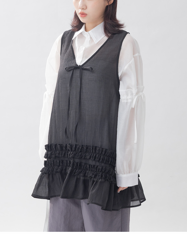 Vネックシアーフリルベスト　2色展開