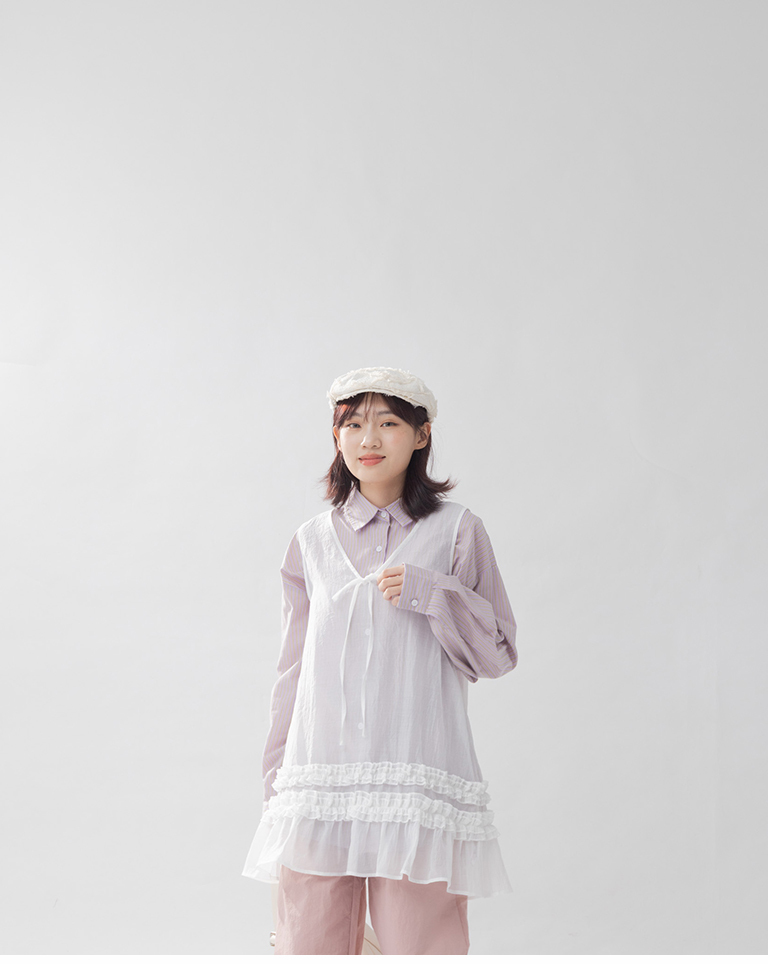 Vネックシアーフリルベスト　2色展開