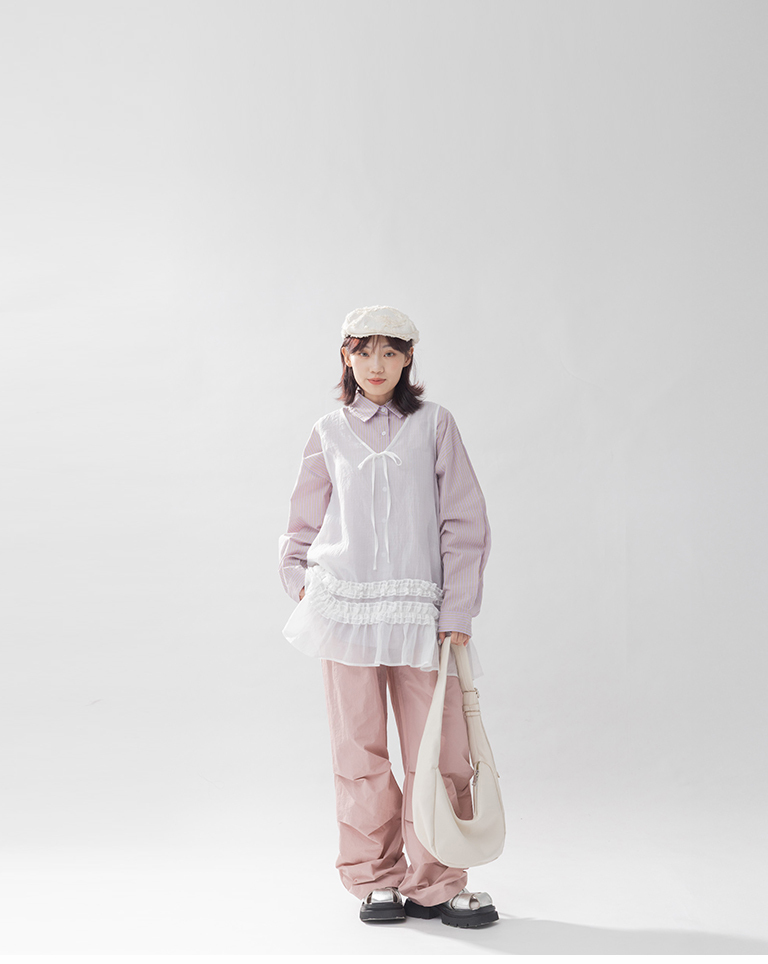 Vネックシアーフリルベスト　2色展開