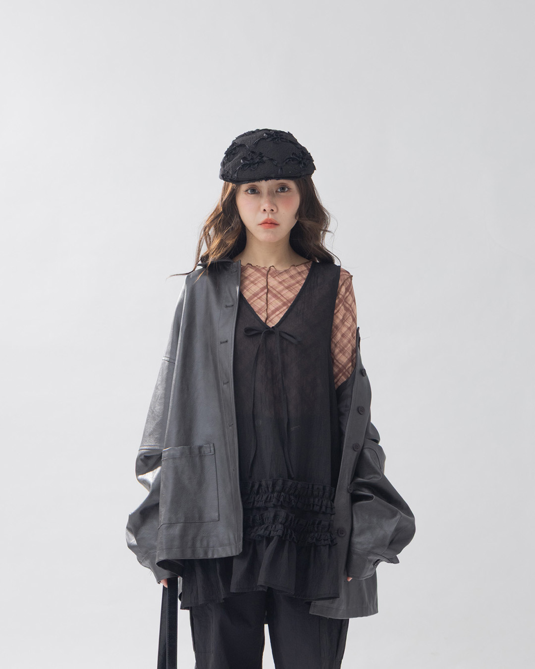 Vネックシアーフリルベスト　2色展開