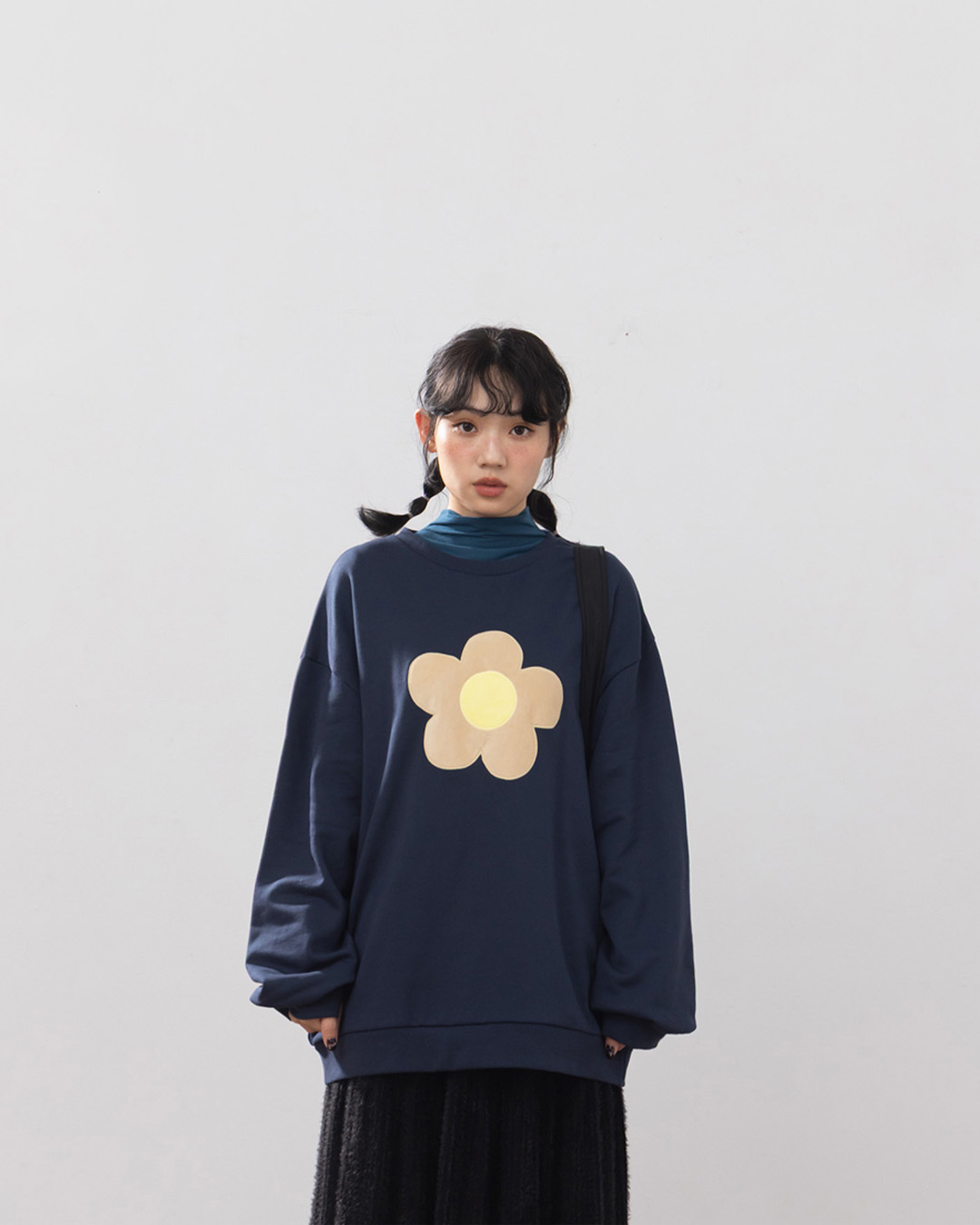 フラワー刺繍スウェット ダークブルー