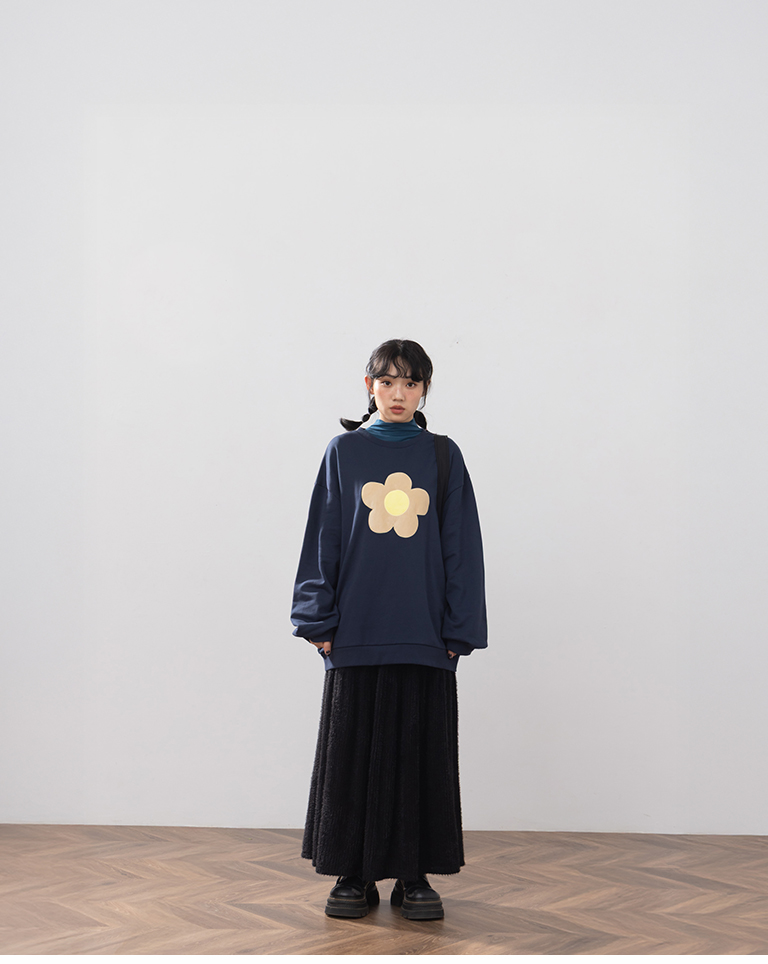 フラワー刺繍スウェット ダークブルー