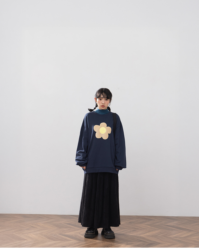 フラワー刺繍スウェット ダークブルー