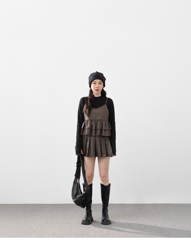 フリルレザーストラップベスト 2色展開