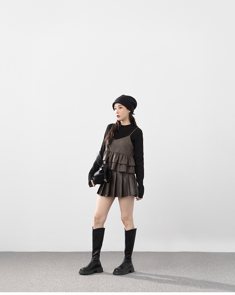 フリルレザーストラップベスト 2色展開