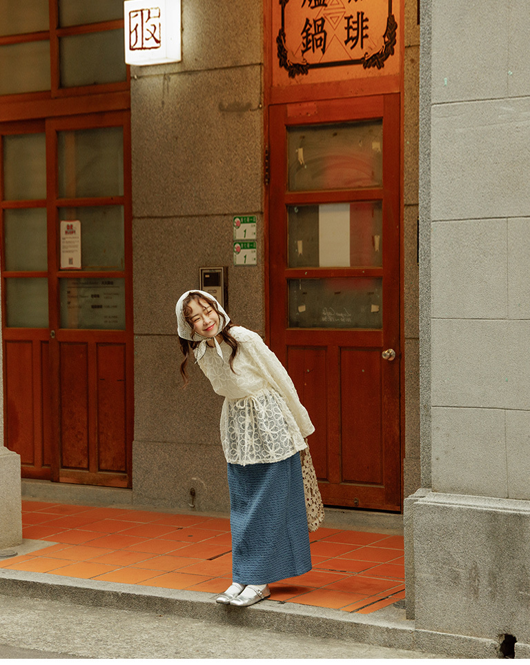 透かしフラワー刺繍トップス 2色展開