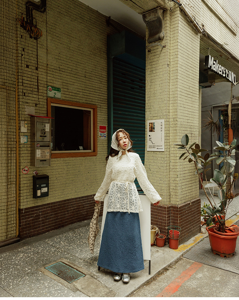 透かしフラワー刺繍トップス 2色展開