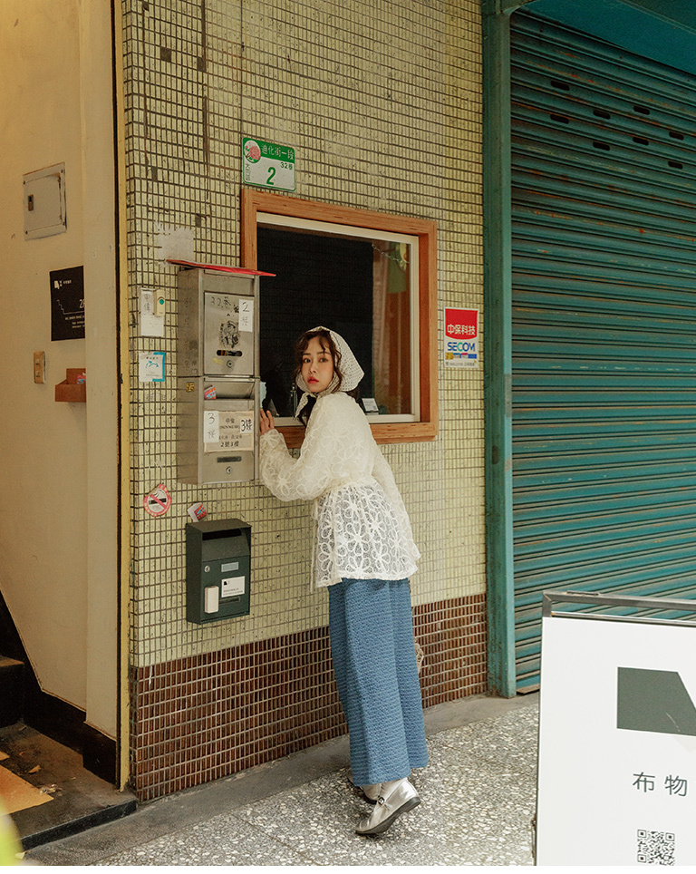 透かしフラワー刺繍トップス 2色展開