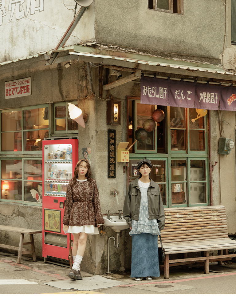 透かしフラワー刺繍トップス 2色展開