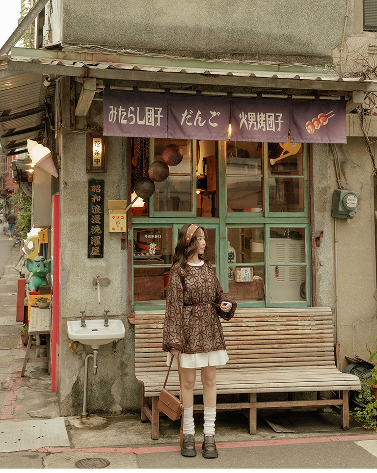 透かしフラワー刺繍トップス 2色展開