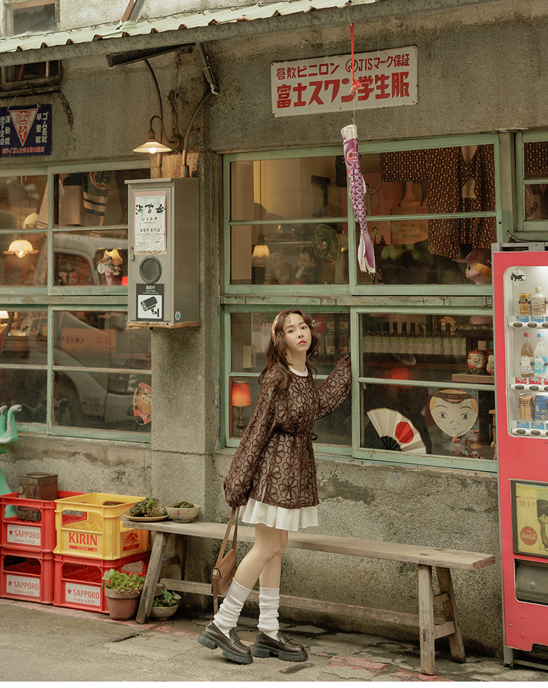 透かしフラワー刺繍トップス 2色展開