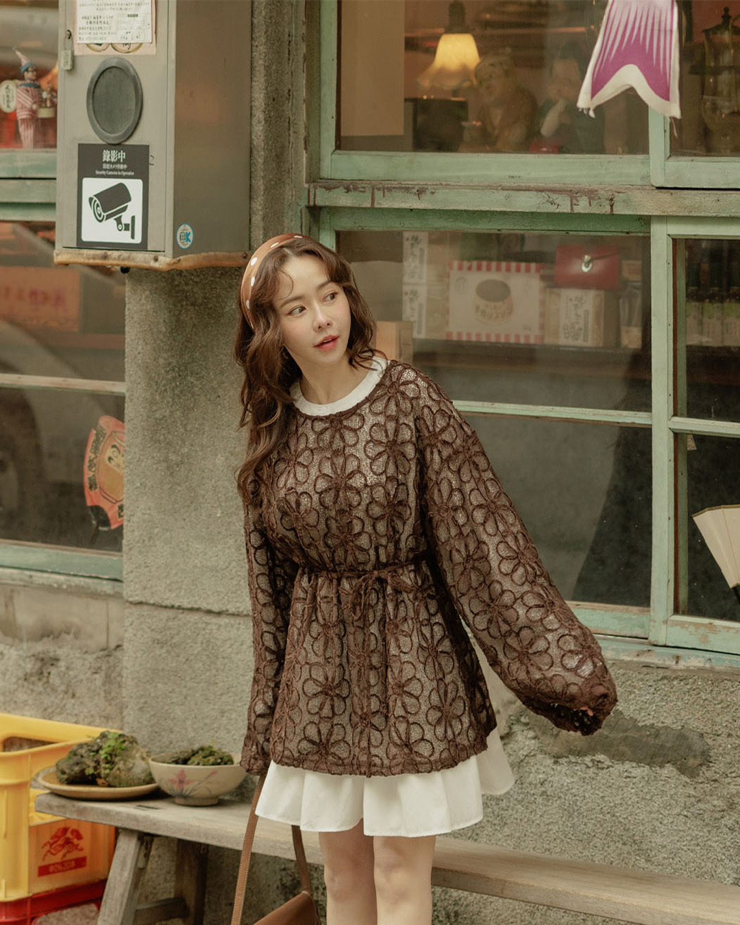 透かしフラワー刺繍トップス 2色展開