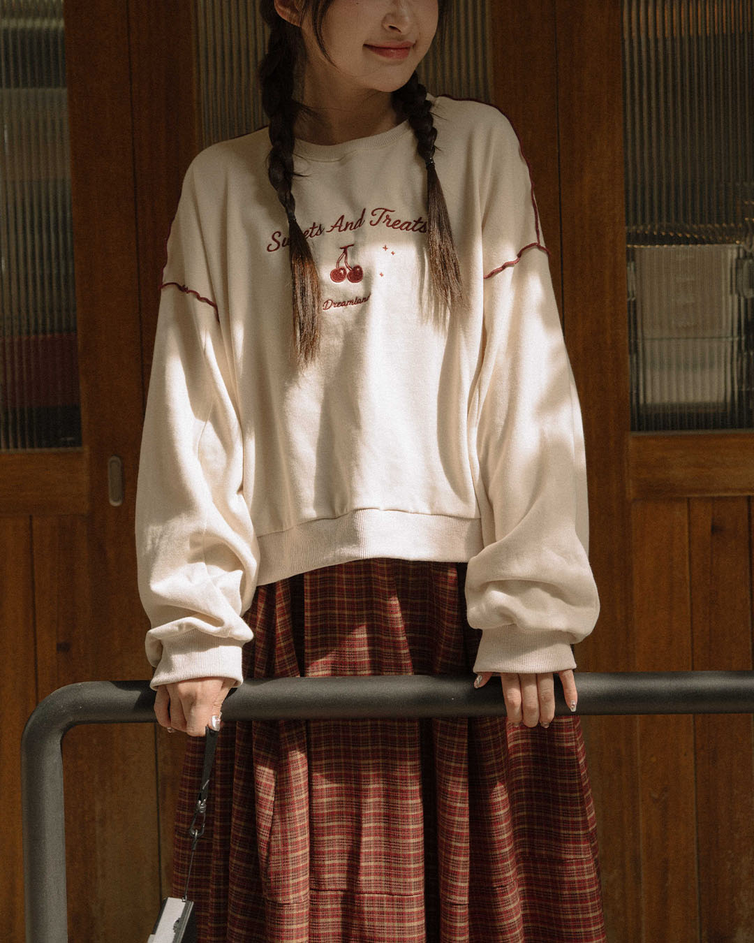 チェリー刺繍フリルスウェット 2色展開