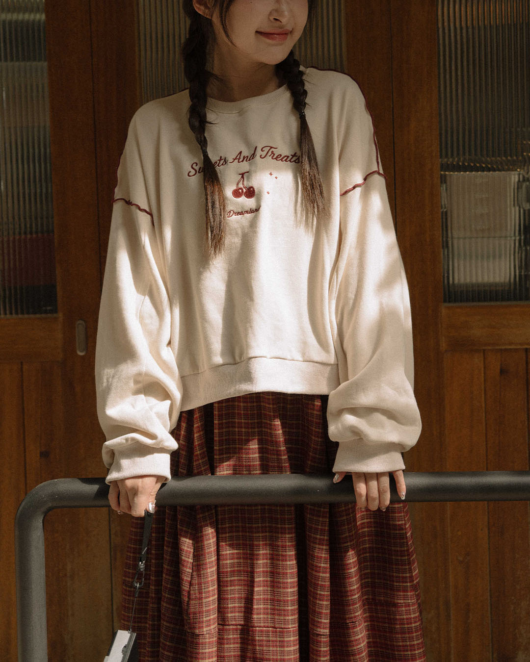 チェリー刺繍フリルスウェット 2色展開