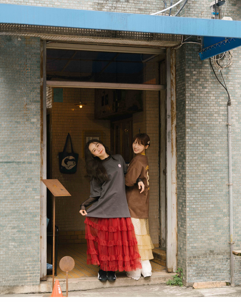 デイジー刺繍グラフィックワイドTシャツ 2色展開