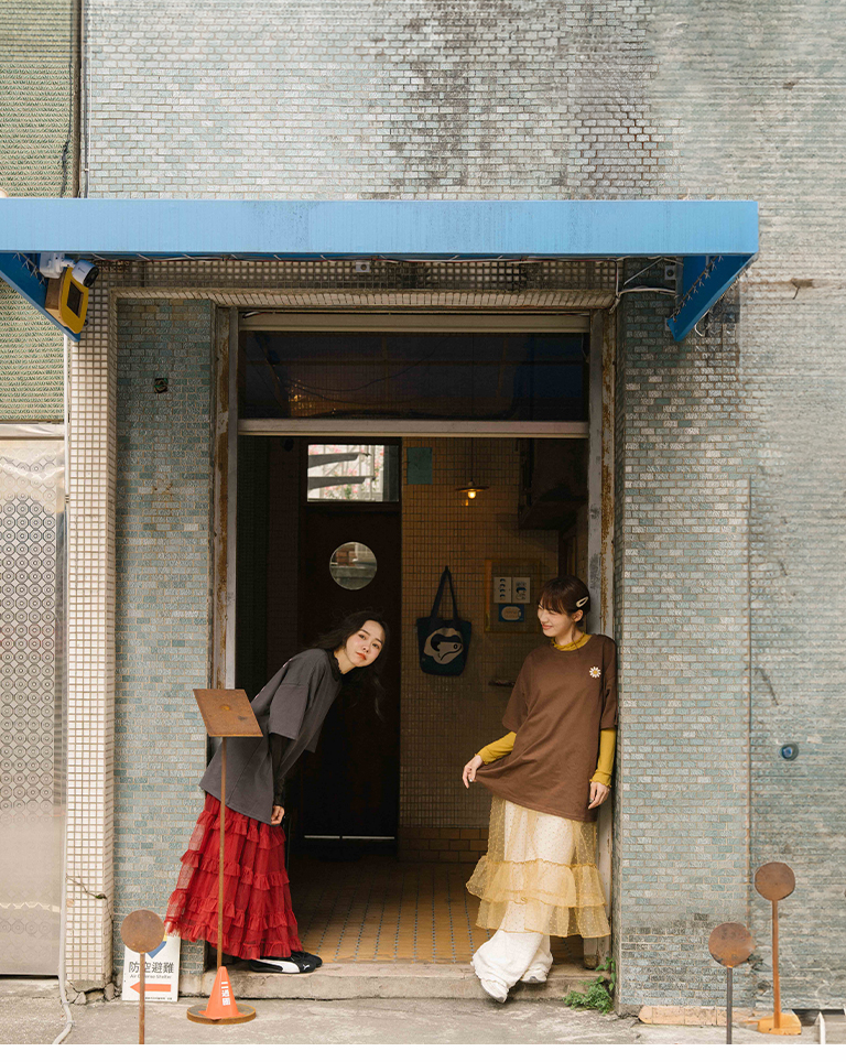 デイジー刺繍グラフィックワイドTシャツ 2色展開