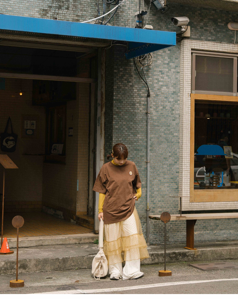 デイジー刺繍グラフィックワイドTシャツ 2色展開