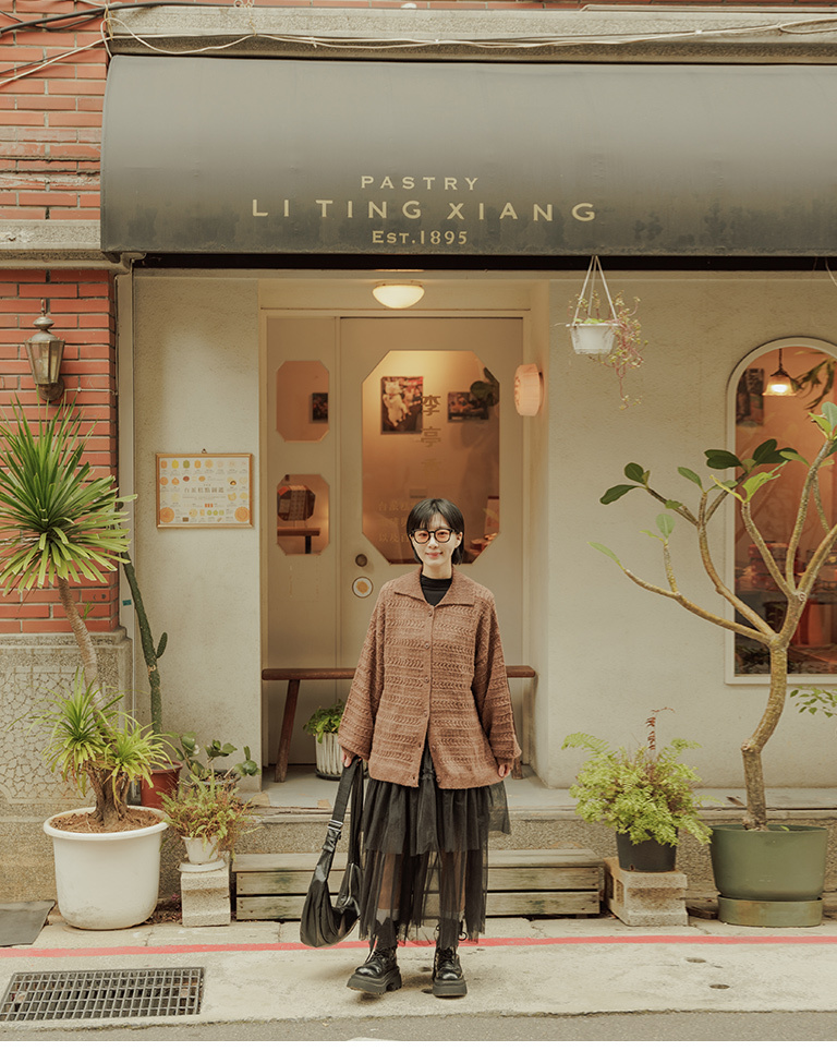 透かし刺繍フラットカラーニット 3色展開