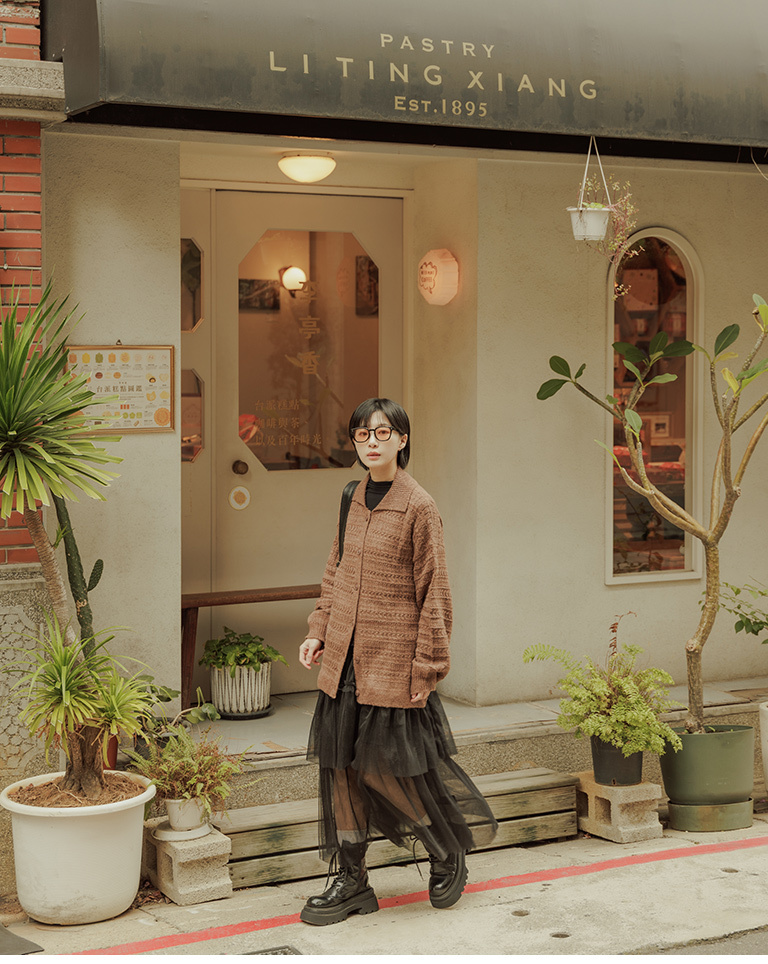 透かし刺繍フラットカラーニット 3色展開