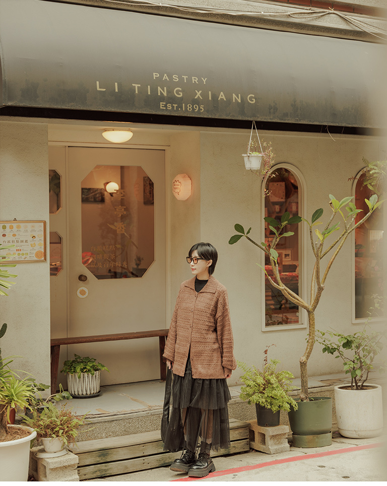 透かし刺繍フラットカラーニット 3色展開