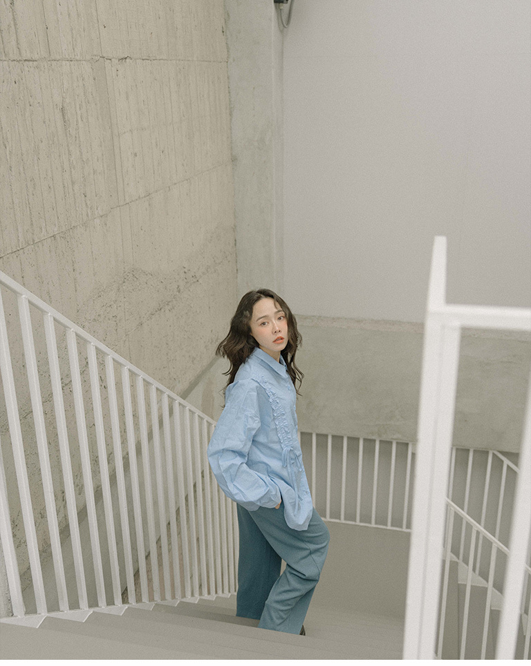 ストレートパンツ　ブルー