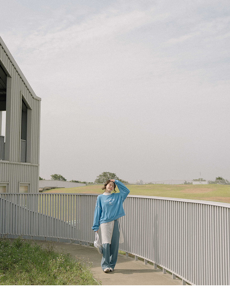 ストレートパンツ　ブルー