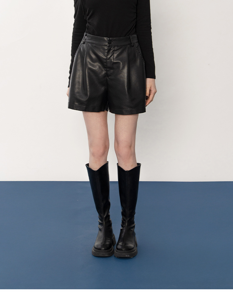 マットレザーショートパンツ
