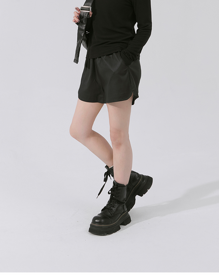 フェイクレザーミニパンツ 2色展開