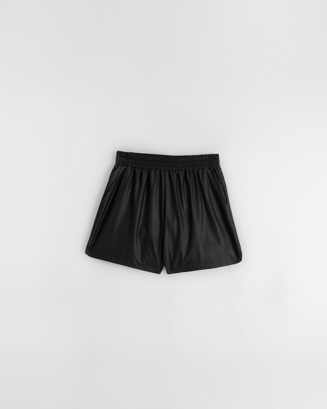 フェイクレザーミニパンツ 2色展開