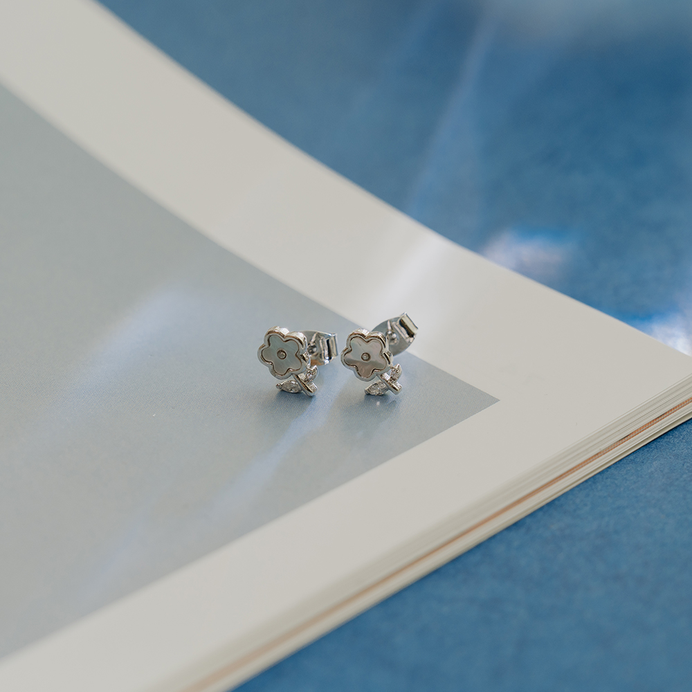 ラメ入りシェル＆フラワーピアス