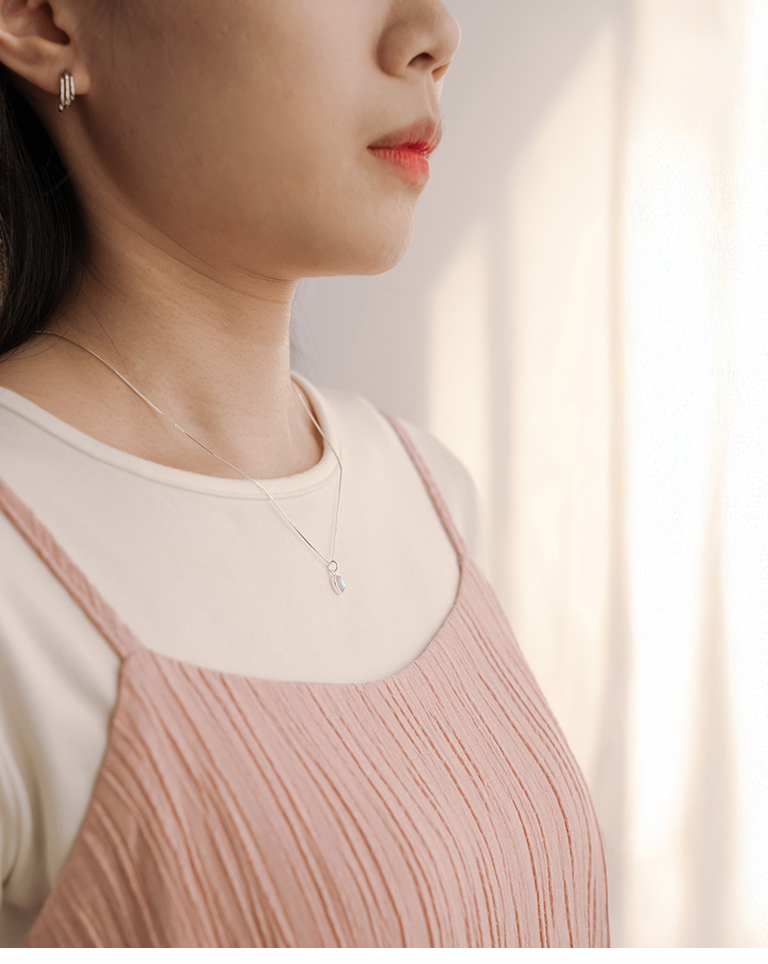 ムーンストーントップのシルバーペンダント