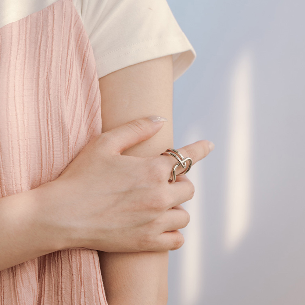 07060251 アシンメトリークロスラインリング