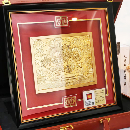 Gold foil hanging paintings and ornaments, with embossed dragon patterns. They are excellent gifts. 