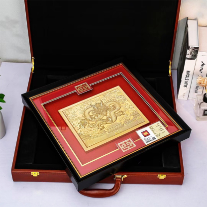 Gold foil hanging paintings and ornaments, with embossed dragon patterns. They are excellent gifts. 