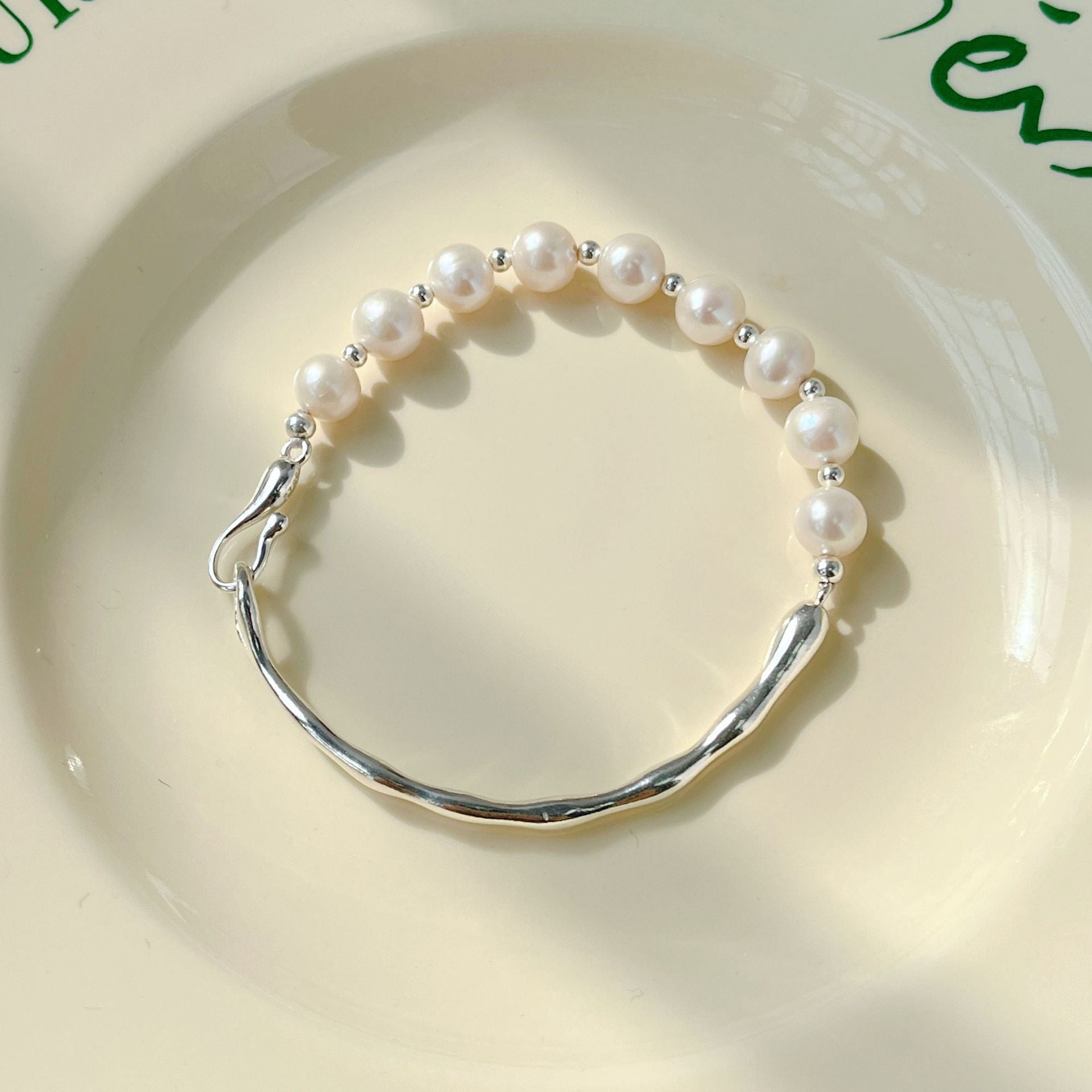 925 sterling silver asymmetrical pearl bracelet - silvery