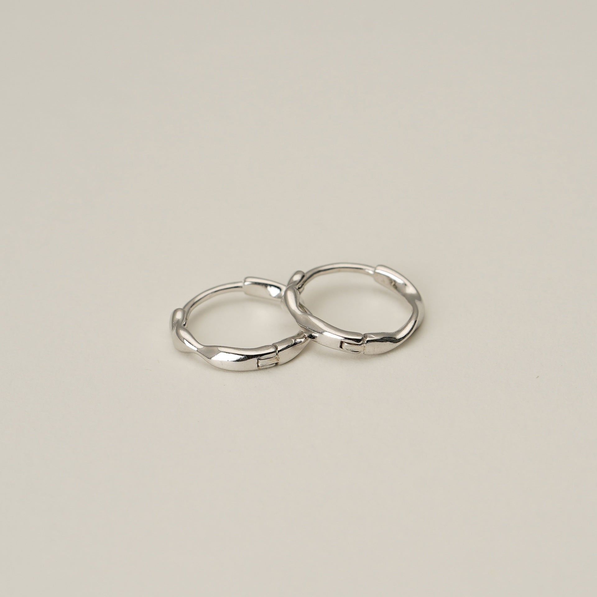 999 sterling silver Mobius shaped design circle ear buckle