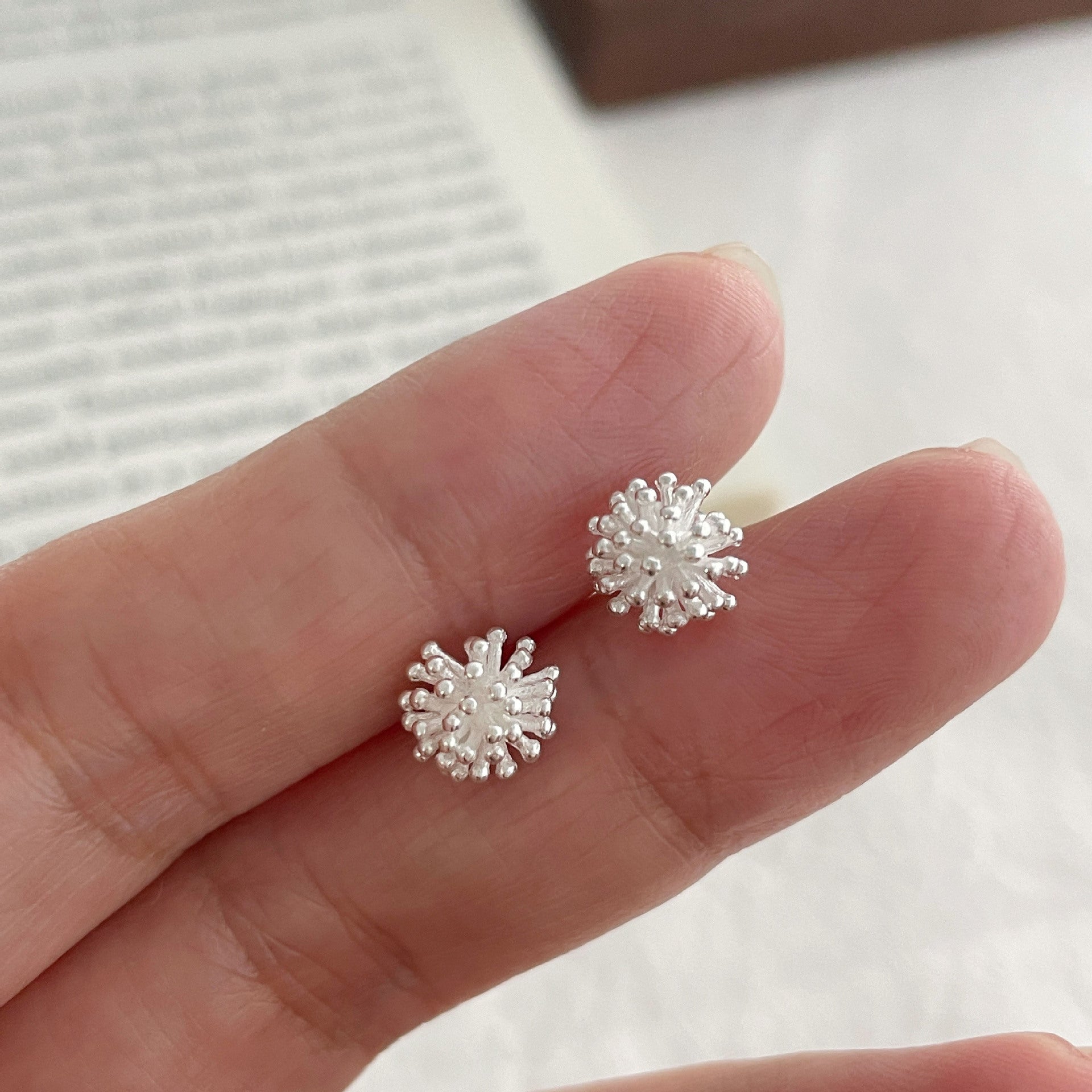 999 Silver Spiral Buckle Earrings - Silvery