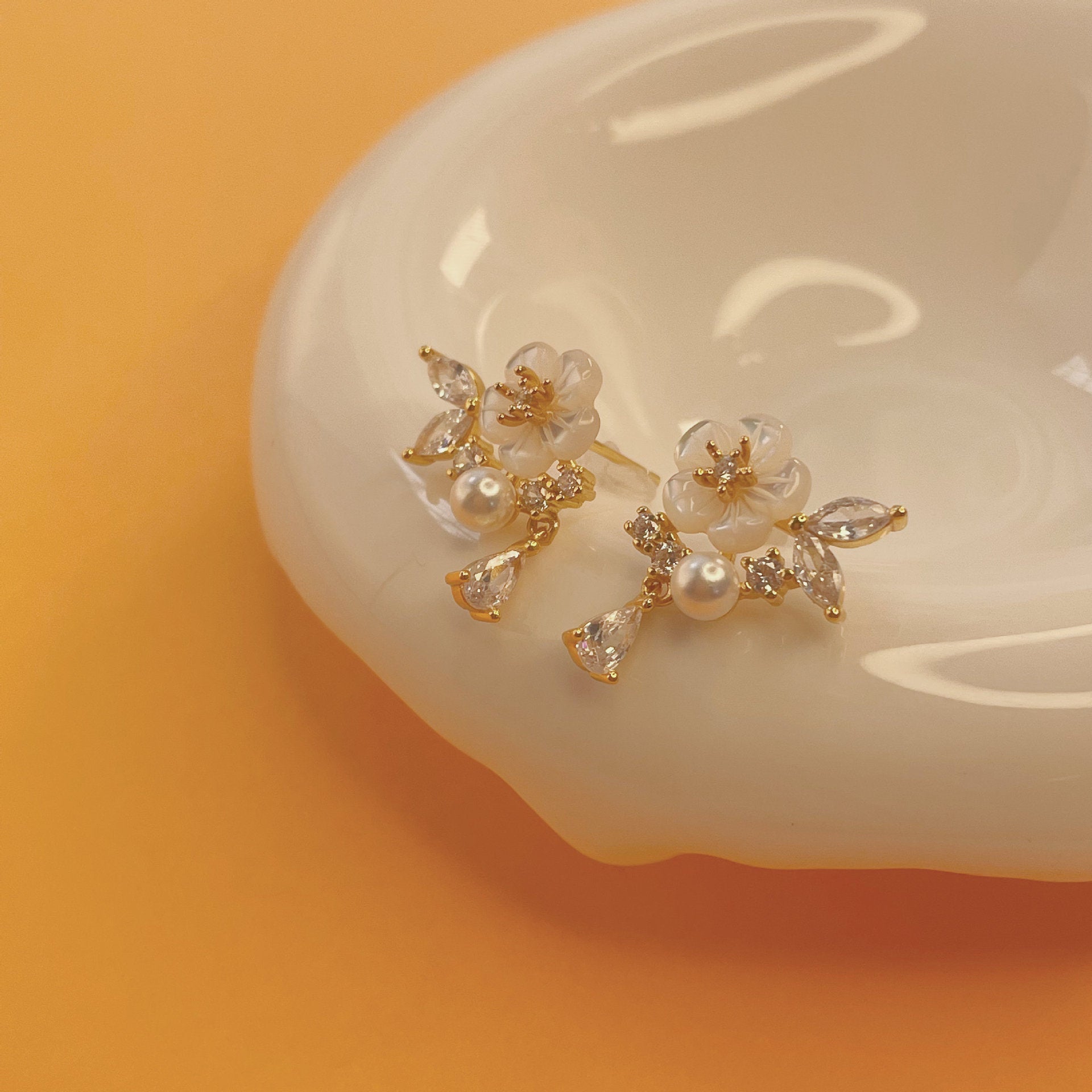 925 sterling silver flower shaped earrings - golden