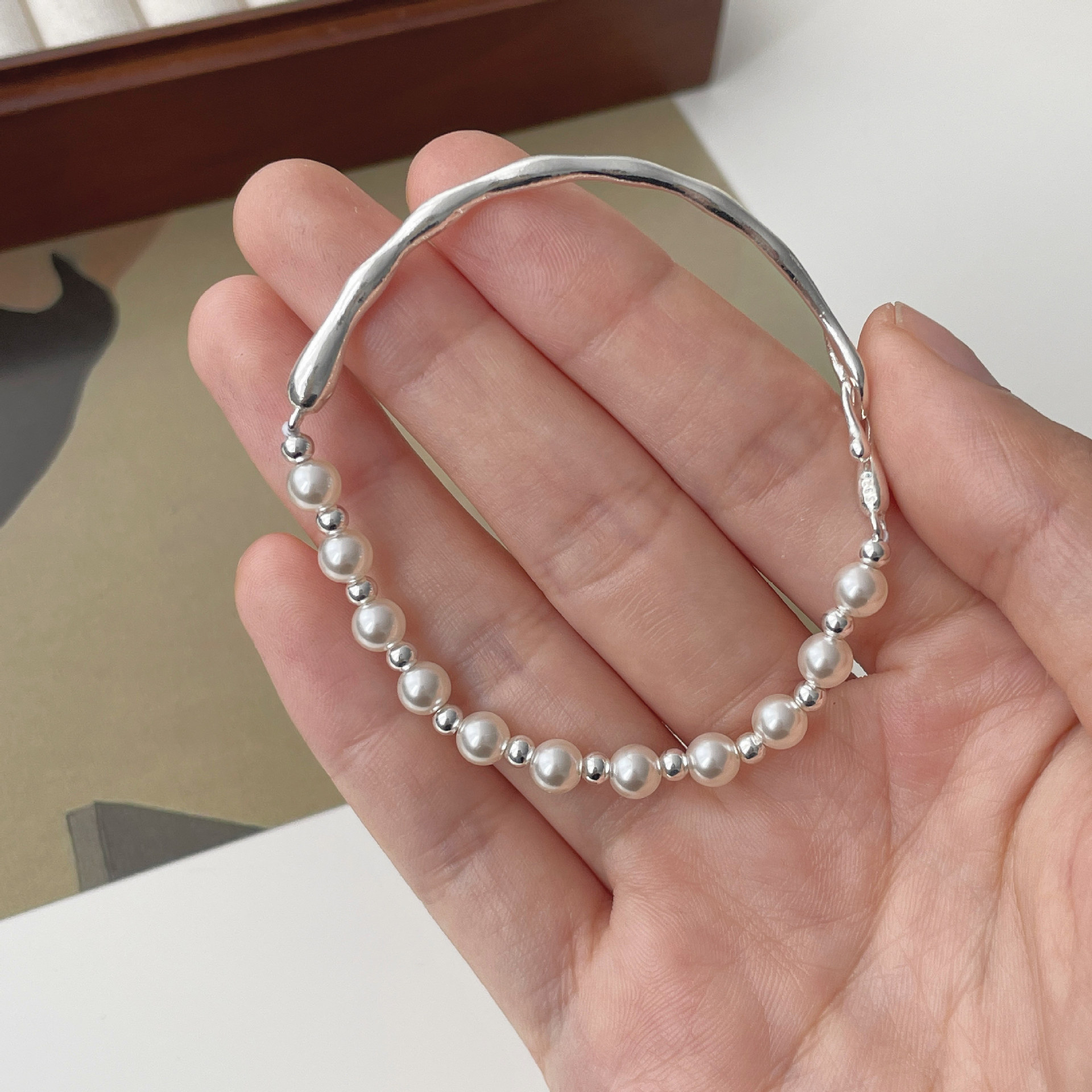 925 sterling silver asymmetrical pearl bracelet - silvery